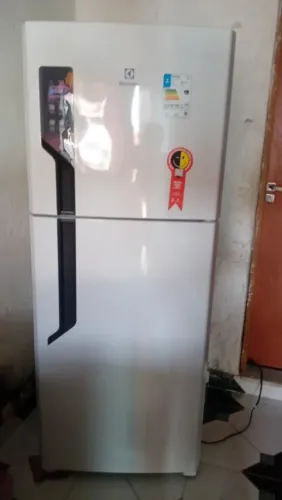 Vende-se uma geladeira semi nobs