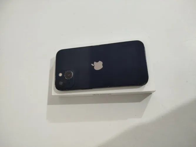 Vendo iPhone 13 plus azul com pequenos arranhões na tela e uma leve mancha na câmera