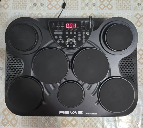 Bateria Eletrônica Portátil Roland Revas Pb 350 7 Pads Preto, pode-se dizer nova.