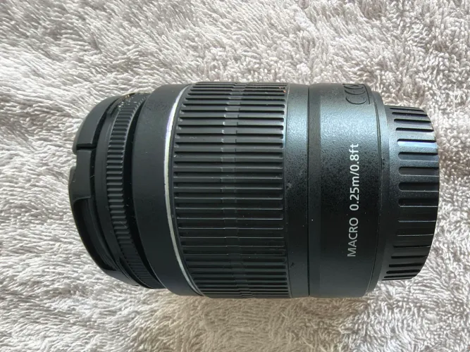 Lente Canon EF-S 18-55mm f/3.5-5.6 IS II. <br><br>