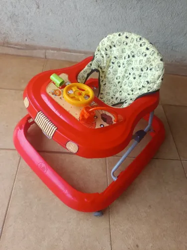Andador Tuty Baby Novo Vermelho toca música e ascende a luz