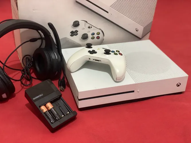 XBOX ONE S 1TB