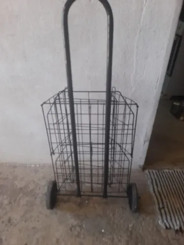 Quero vender esse carrinho de feira por 100 ele ta novo e em ordem , negócio o valores