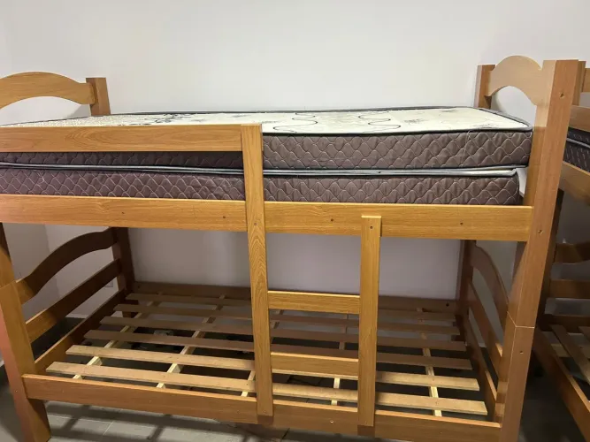 Duas Beliches e quatro colchões 