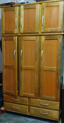 Guarda roupa de madeira 