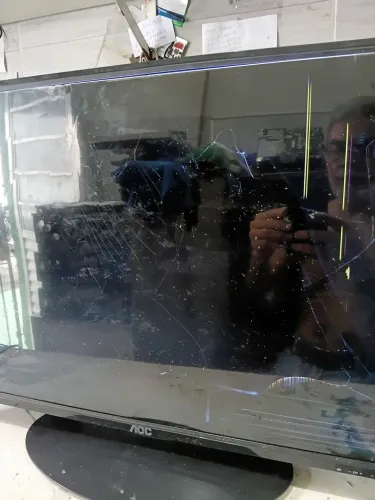 Tv aoc 32 com tela quebrada, mas com som. Para quem conserta. 
