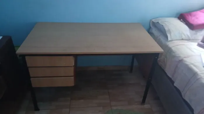 Mesa de estudo ou escritório em ótimo estado, espaçosa