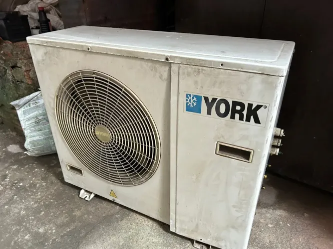 AR-CONDICIONADO YORK 24.000 BTUs - SISTEMA COM DUAS SAÍDAS