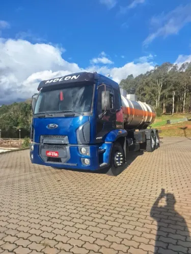 Ford Cargo 2428, no chassi.