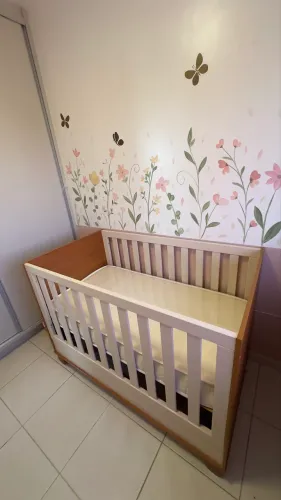 Berço americano vira cama com colchão