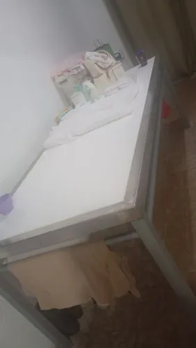 Vendo mesa com as bordas em aço inox tampo de madeira e colada com fibra 2,10 comprimento 