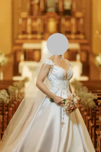 Vestido de noiva Zibeline e renda francesa, com véu. Tamanho 42.
