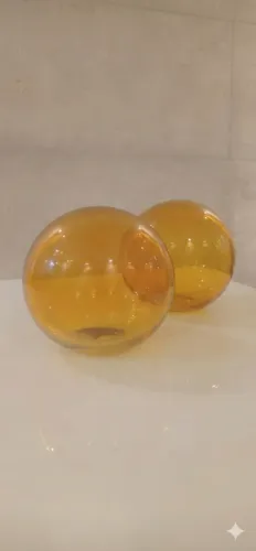 02 Esferas de vidro cor ambar