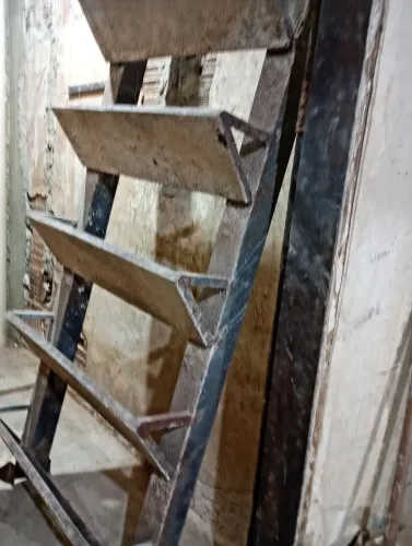 Vendo escada usada 11 degraus observação foi cortada pra retirar do local 