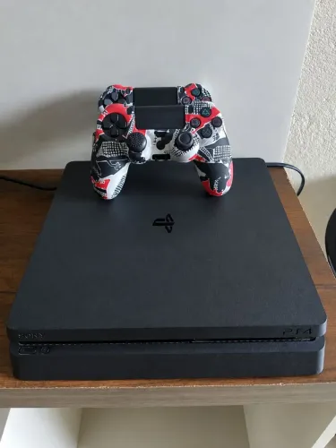 Play station 4, 1TB, 2 manetes, 4 jogos, semi novo, em perfeito estado.