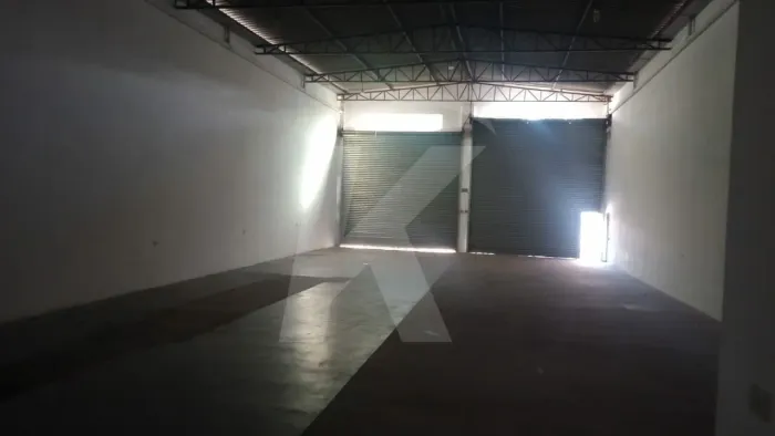 Loja com pé direto alto em Pirituba, 350 m²