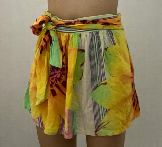 2 saias e 1 camisa social da Farm, 30 reais cada, e só vendo tudo junto