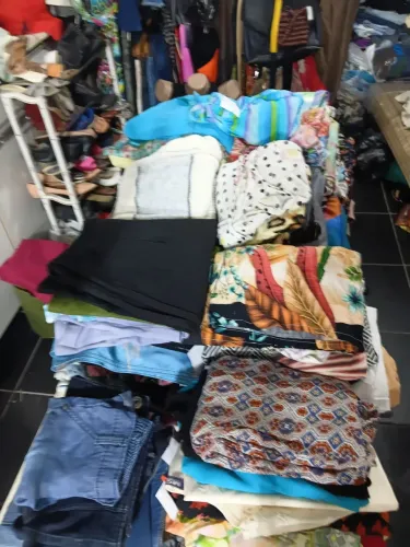 Roupas para bazar, variadas