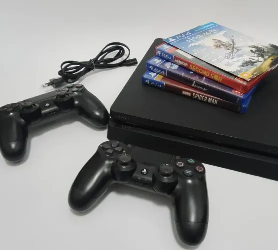 Ps4 1Tb com 2 controles e 4 jogos físicos