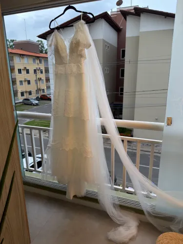 Vestido de noiva com véu 
