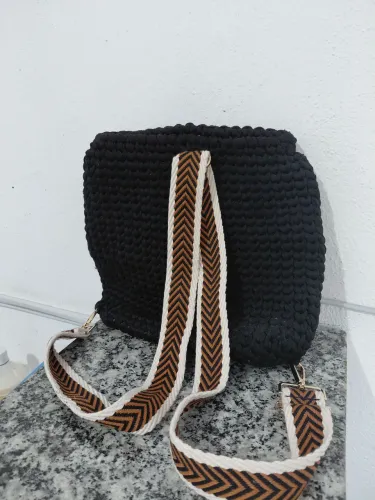 Mochila de tricô feita a mão