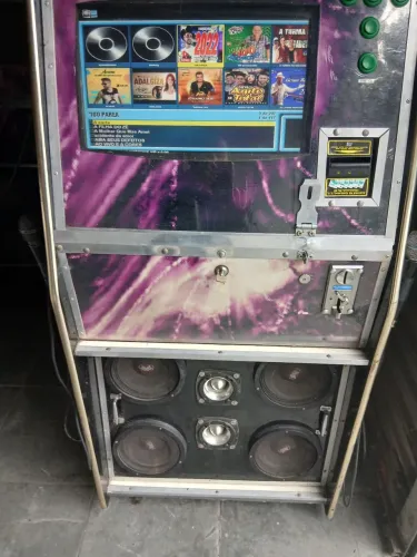 Máquina de karaoke e jukebox 