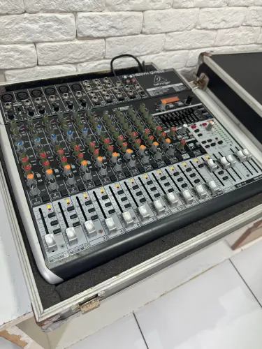 MESA DE SOM BEHRING XENYX QX1832USB