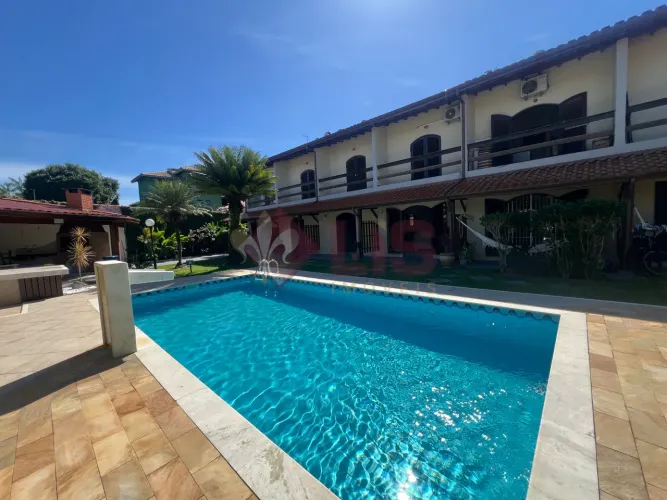 Casa em condomínio na Martim de Sá com 2 dormitórios, piscina e churrasqueira.