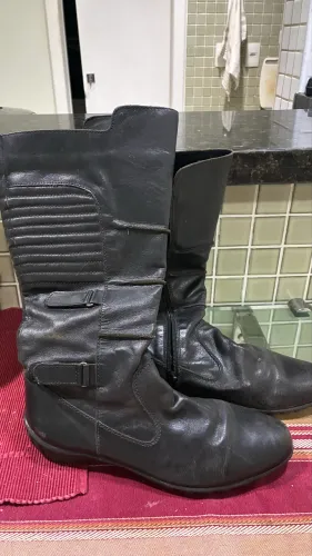Bota em couro cano longo da Bargain