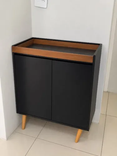 Armário Organizador Preto com Portas e Pés de Madeira