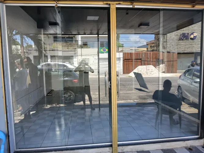 Aluga-se ponto comercial