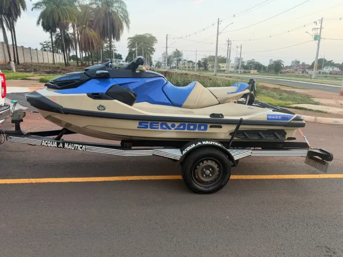 Jet ski Seadoo Wake 230