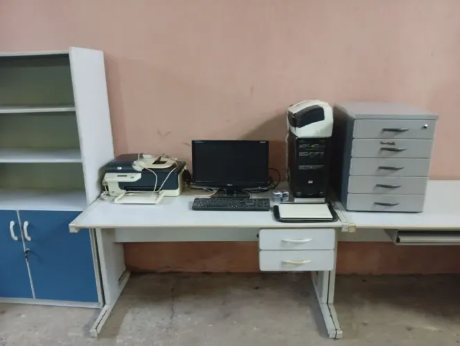 Móveis de escritório, computador e impressoras