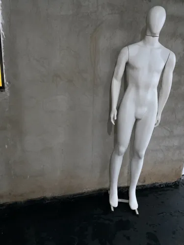 Maniquin masculino com suporte
