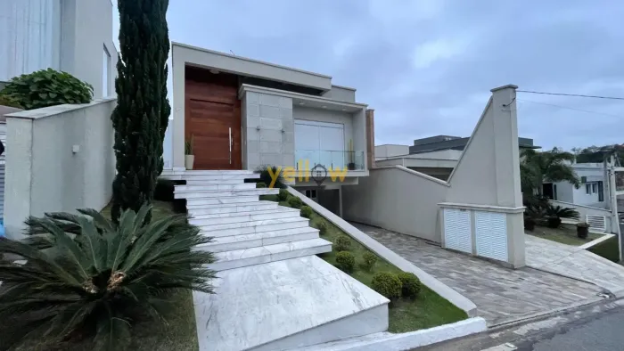 Casa em Condomínio em Arujá com 3 Suítes e 350m²