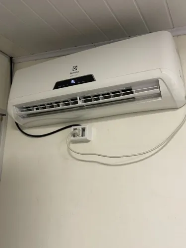 Ar Condicionado Split Electrolux EcoTurbo 9000 BTUs Quente e Frio 220V - Usado