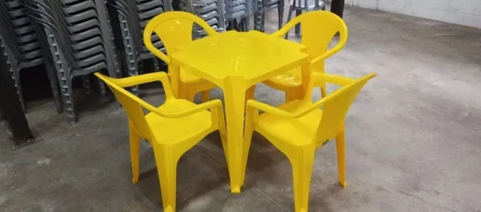 Conjunto de mesa e cadeiras de plástico disponível em várias cores