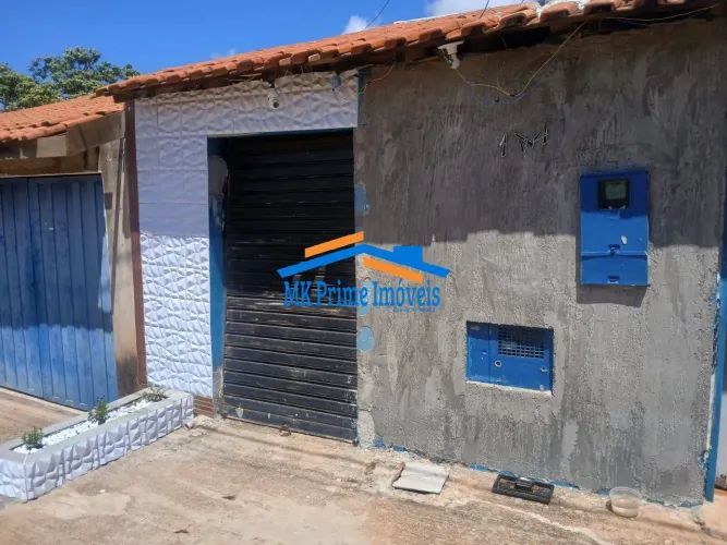 CASA À VENDA COM GARAGEM E POTENCIAL COMERCIAL