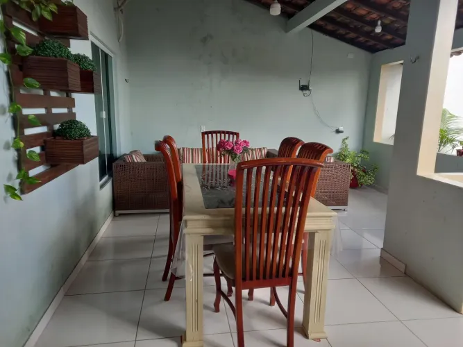 Conjunto de mesa e cadeiras