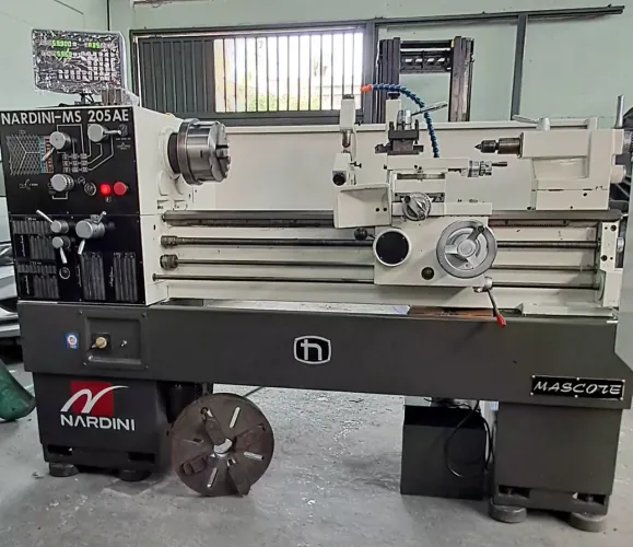Torno mecânico nardini mascote 205AE com digital novo 1000 mm reformado e completo de tudo