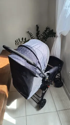 Carrinho de bebê com bebê conforto