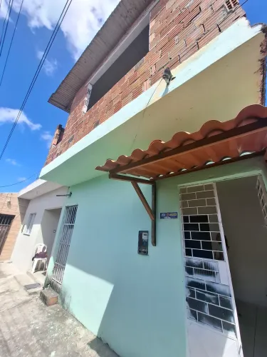 Ótima casa com sobrado em Travessa