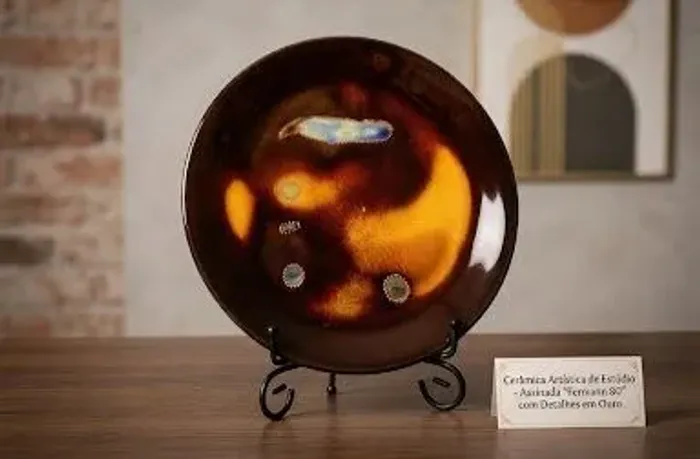 Prato de Cerâmica Artística Assinado "Fermann 80" com Detalhes em Our
