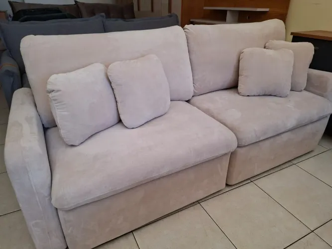 Sofá Cama Novo De 4.900 por 3.200 Tem 2.40 de largura.