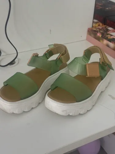 Melissa Kick Off Sandal na cor verde e bege.