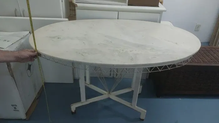 Mesa oval tampo de mármore 