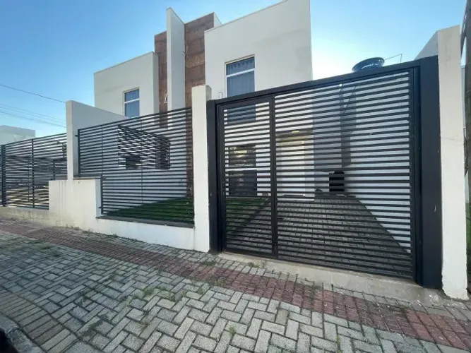 Vendo sobrado geminado no Santos Dumont por 399 mil