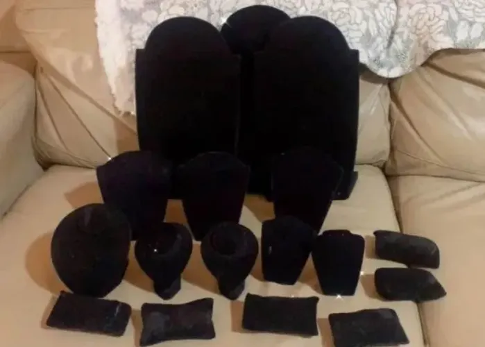 Leia descrição. Expositores veludo