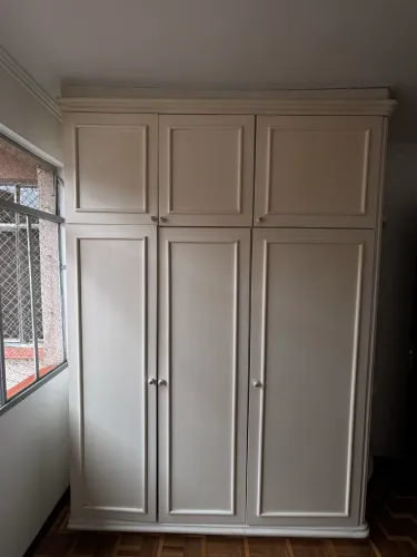 Guarda-roupa de madeira branco