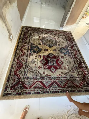 Tapete medindo dois metros e 50 por 2,50,1000,ou troco por duas casas de cachorro grande .
